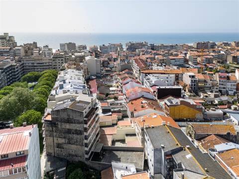 Apartamento T2+1 com varanda e terraço a 450m da praia | Praça João XXIII, Póvoa de Varzim