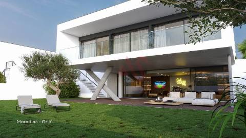 Moradia Térrea localizado em Grijo com 3 suítes e jardim