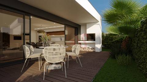 Moradia Térrea localizado em Grijo com 3 suítes e jardim