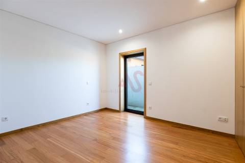 T2 com 2 suítes e Jardim