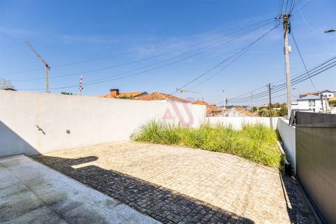 T2 com 2 suítes e Jardim