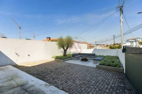 T2 com 2 suítes e Jardim