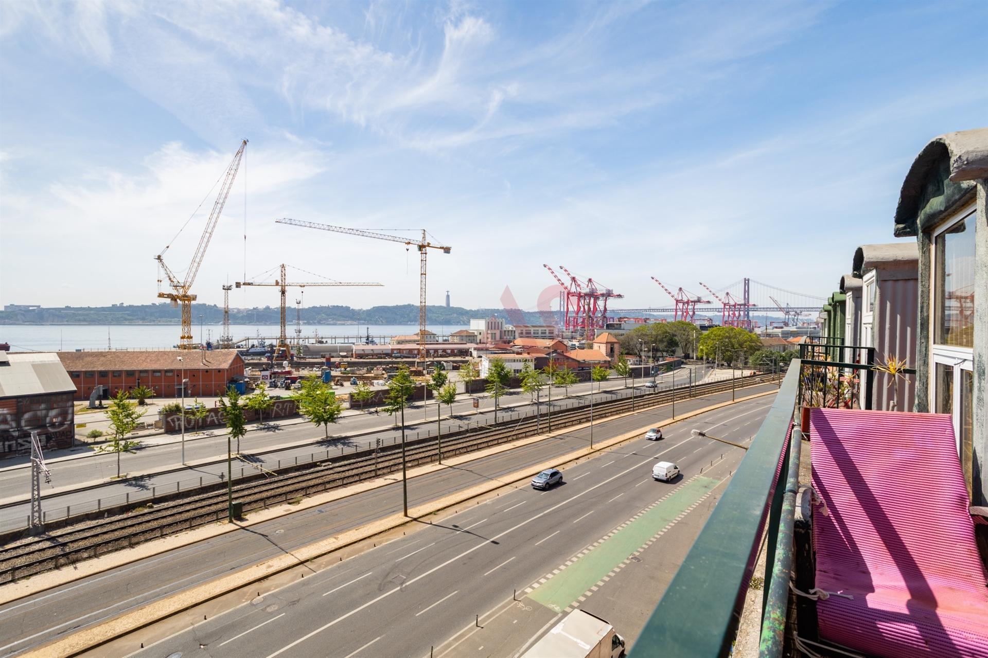Apartamento T3+2 com Vista Deslumbrante sobre o Rio Tejo – Lisboa