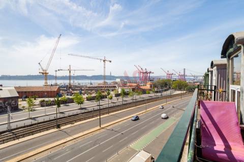 Apartamento T3+2 com Vista Deslumbrante sobre o Rio Tejo – Lisboa