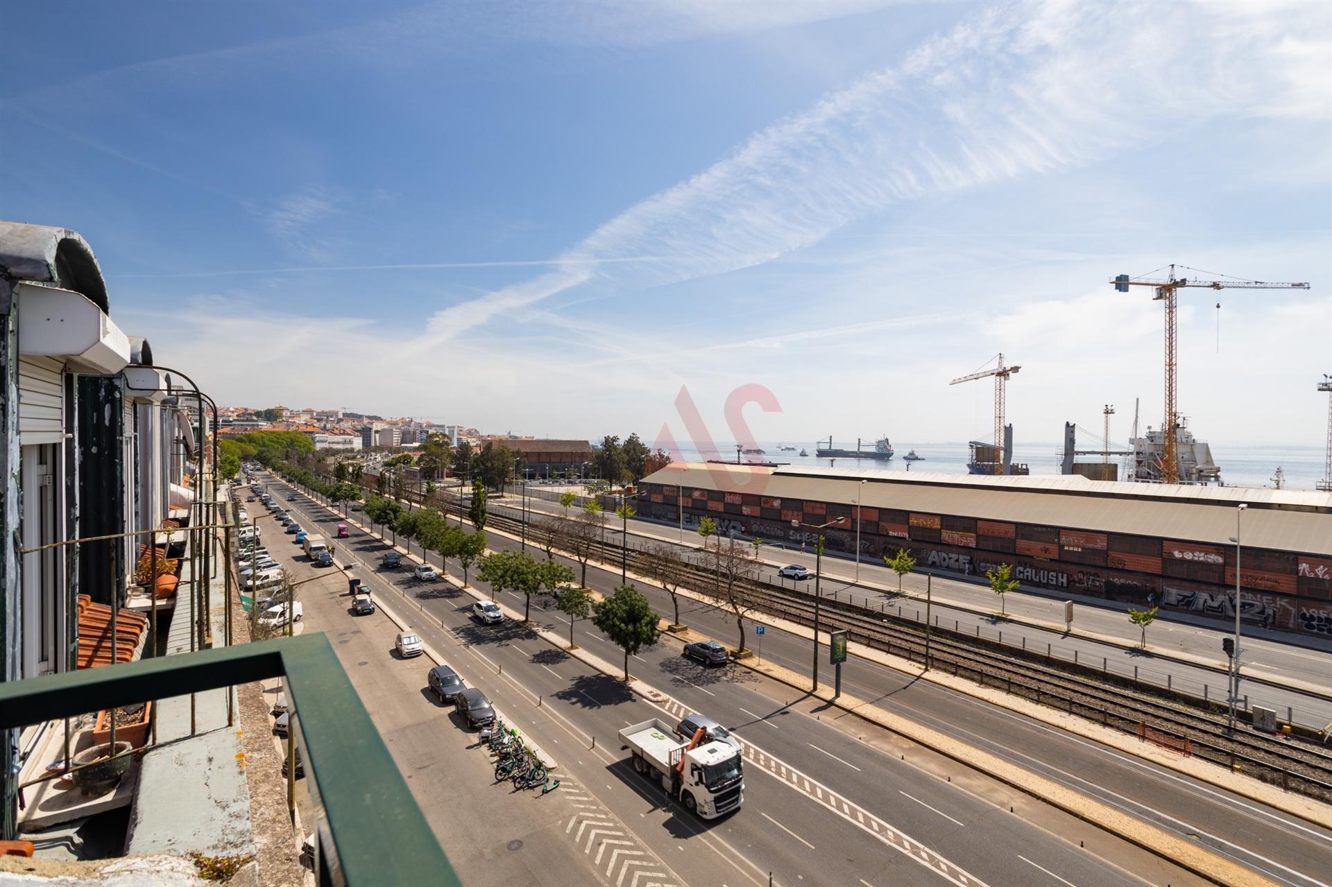 Apartamento T3+2 com Vista Deslumbrante sobre o Rio Tejo – Lisboa