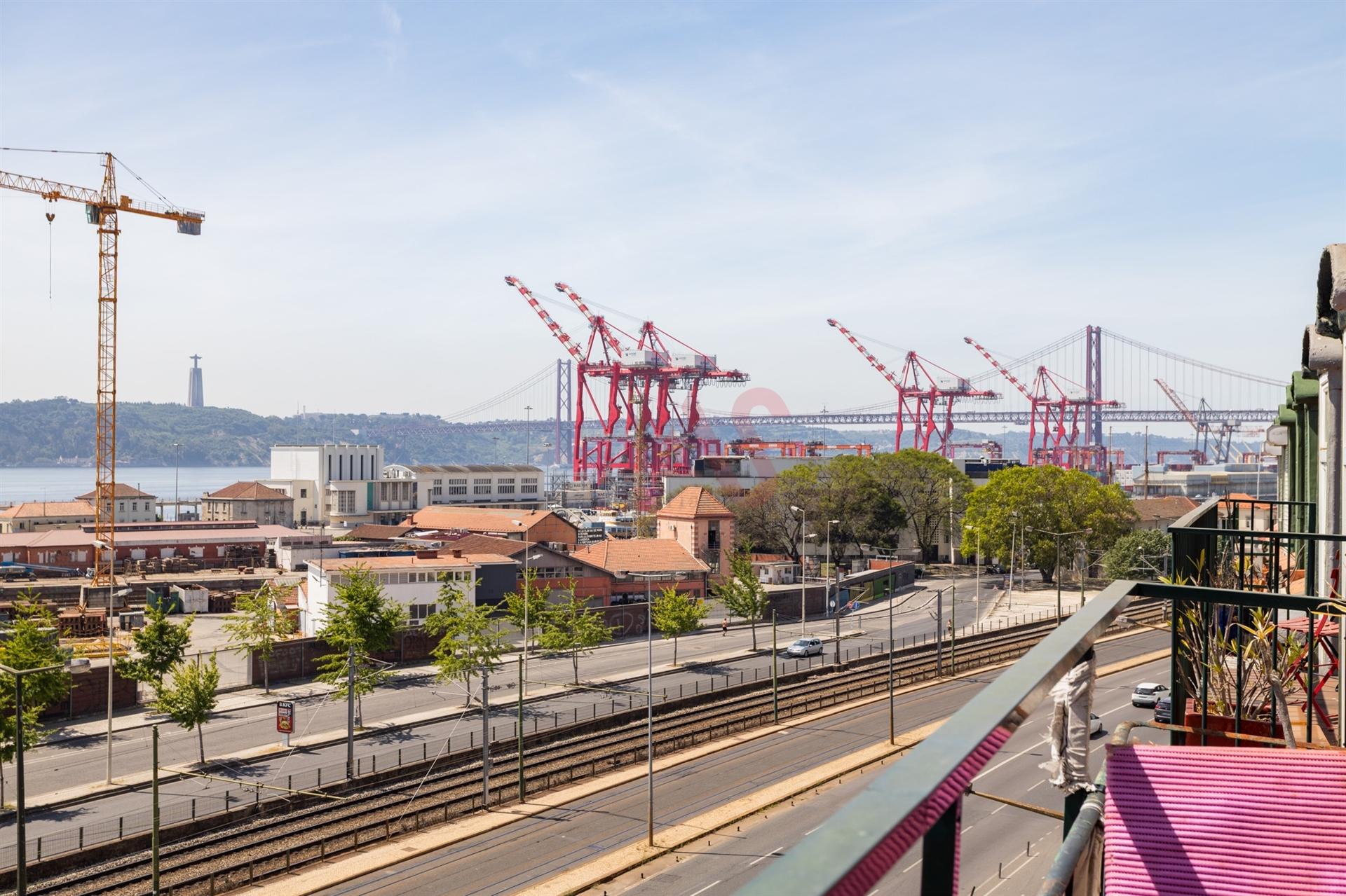 Apartamento T3+2 com Vista Deslumbrante sobre o Rio Tejo – Lisboa
