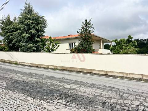 Moradia T3 em Guardizela, Guimarães, com Piscina, Campo de Ténis e 2.700 m² de Terreno
