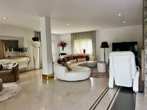 Moradia T3 em Guardizela, Guimarães, com Piscina, Campo de Ténis e 2.700 m² de Terreno
