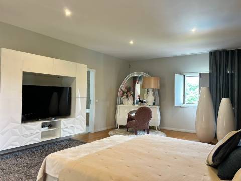 Moradia T3 em Guardizela, Guimarães, com Piscina, Campo de Ténis e 2.700 m² de Terreno