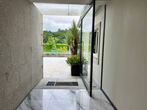 Moradia T3 em Guardizela, Guimarães, com Piscina, Campo de Ténis e 2.700 m² de Terreno