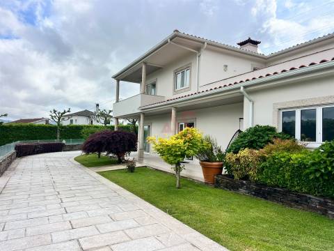Moradia T3 em Guardizela, Guimarães, com Piscina, Campo de Ténis e 2.700 m² de Terreno