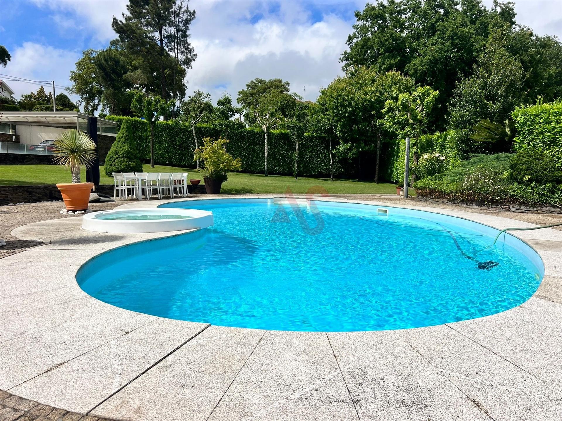 Moradia T3 em Guardizela, Guimarães, com Piscina, Campo de Ténis e 2.700 m² de Terreno