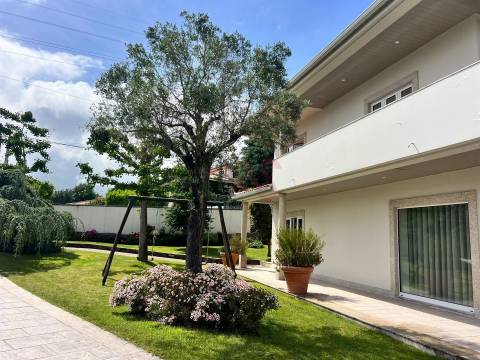 Moradia T3 em Guardizela, Guimarães, com Piscina, Campo de Ténis e 2.700 m² de Terreno