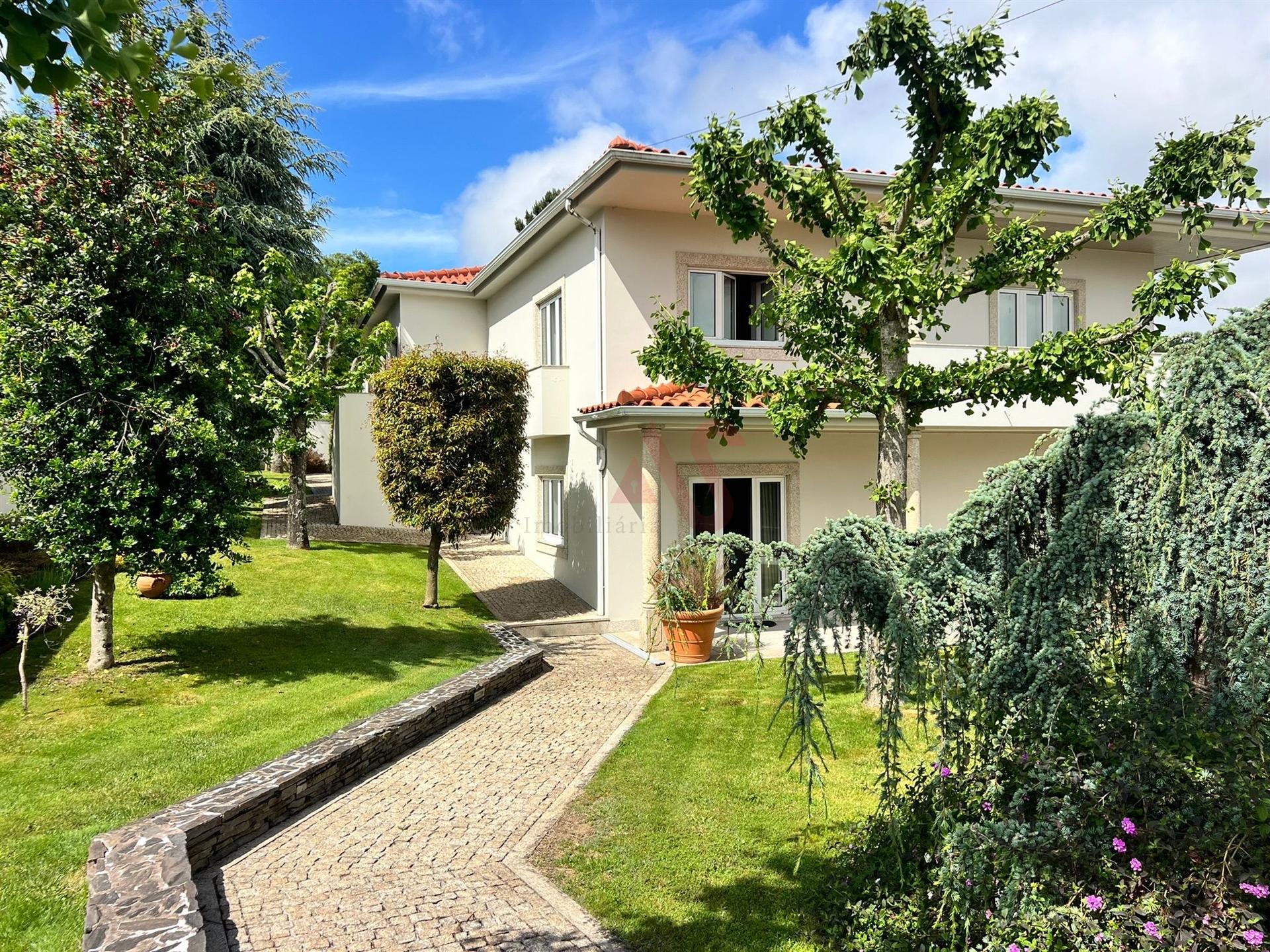 Moradia T3 em Guardizela, Guimarães, com Piscina, Campo de Ténis e 2.700 m² de Terreno
