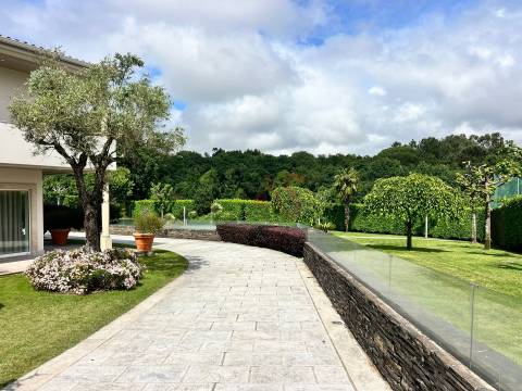 Moradia T3 em Guardizela, Guimarães, com Piscina, Campo de Ténis e 2.700 m² de Terreno
