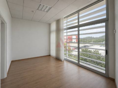Sala Privada para Arrendamento com 16,5 m² inserida num Escritório em Ermesinde