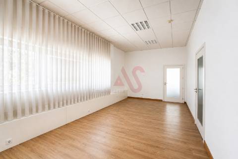 Sala Privada para Arrendamento com 21 m² inserida num Escritório em Ermesinde