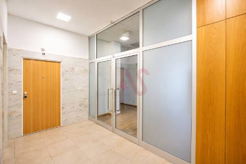 Sala Privada para Arrendamento com 21 m² inserida num Escritório em Ermesinde