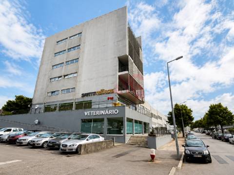 Sala Privada com Varanda para Arrendamento com 16 m² inserida num Escritório em Ermesinde
