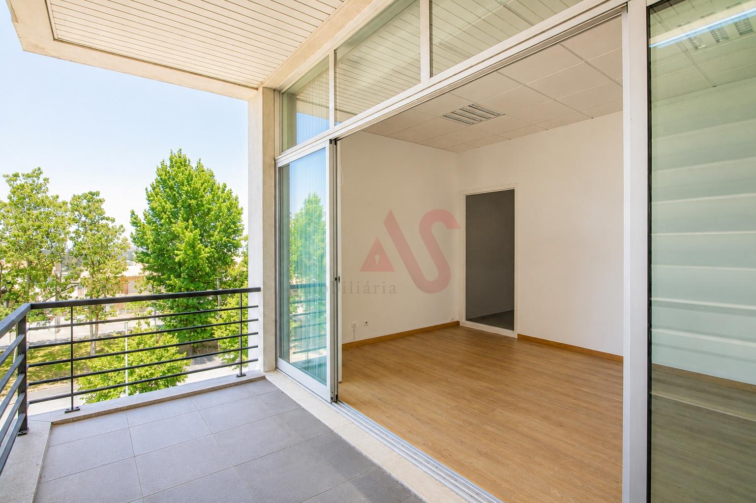 Sala Privada com Varanda para Arrendamento com 16 m² inserida num Escritório em Ermesinde