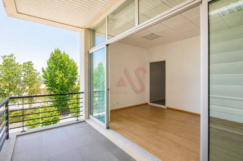 Sala Privada com Varanda para Arrendamento com 16 m² inserida num Escritório em Ermesinde