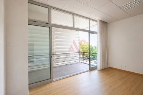 Sala Privada com Varanda para Arrendamento com 16 m² inserida num Escritório em Ermesinde