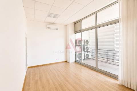 Sala Privada com Varanda para Arrendamento com 16 m² inserida num Escritório em Ermesinde