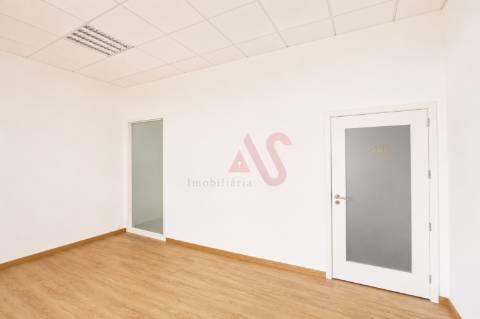 Sala Privada com Varanda para Arrendamento com 16 m² inserida num Escritório em Ermesinde