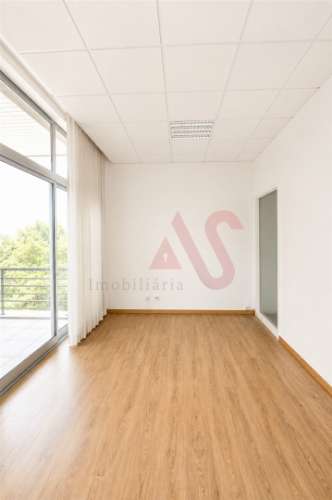 Sala Privada com Varanda para Arrendamento com 16 m² inserida num Escritório em Ermesinde