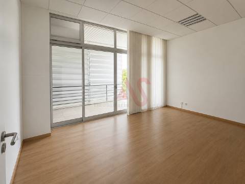 Sala Privada com Varanda para Arrendamento com 16 m² inserida num Escritório em Ermesinde