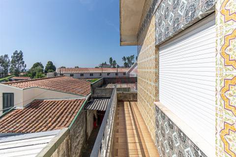 Moradia Bifamiliar T4 para Restauro em Alfena, Porto
