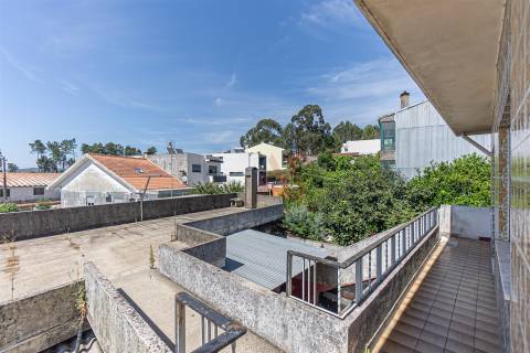 Moradia Bifamiliar T4 para Restauro em Alfena, Porto