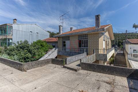 Moradia Bifamiliar T4 para Restauro em Alfena, Porto
