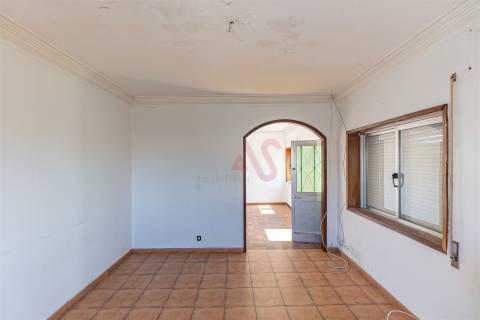 Moradia Bifamiliar T4 para Restauro em Alfena, Porto