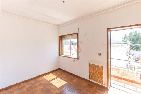 Moradia Bifamiliar T4 para Restauro em Alfena, Porto