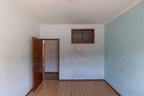 Moradia Bifamiliar T4 para Restauro em Alfena, Porto