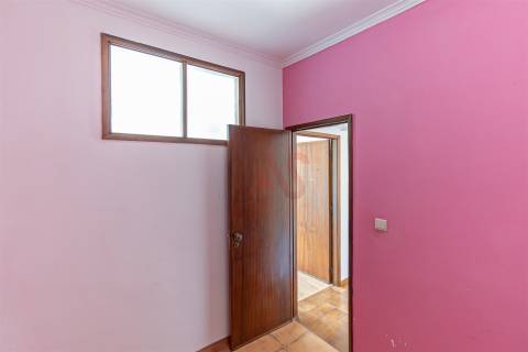 Moradia Bifamiliar T4 para Restauro em Alfena, Porto