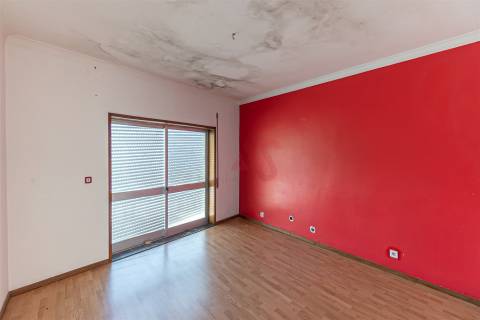 Moradia Bifamiliar T4 para Restauro em Alfena, Porto