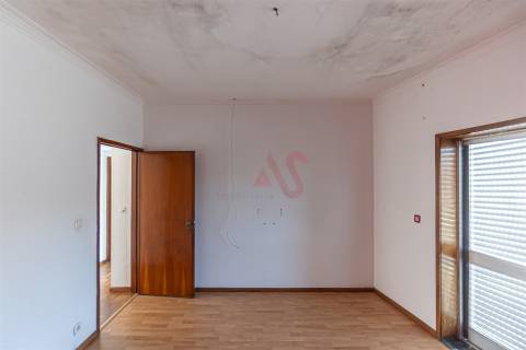 Moradia Bifamiliar T4 para Restauro em Alfena, Porto