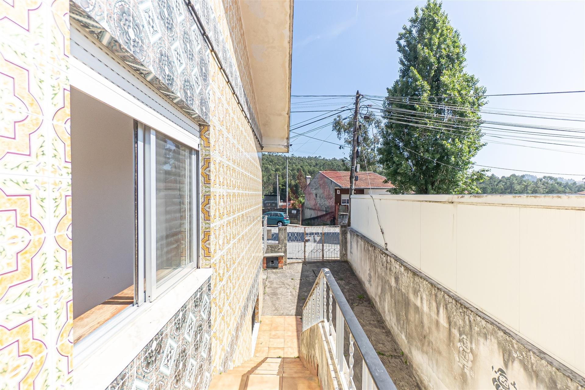 Moradia Bifamiliar T4 para Restauro em Alfena, Porto