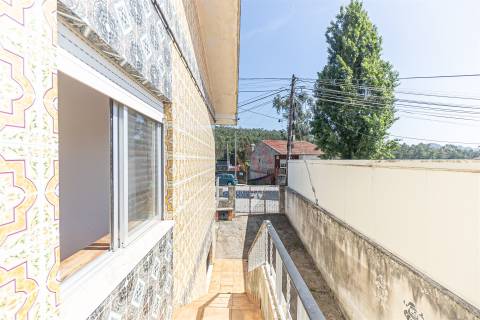 Moradia Bifamiliar T4 para Restauro em Alfena, Porto