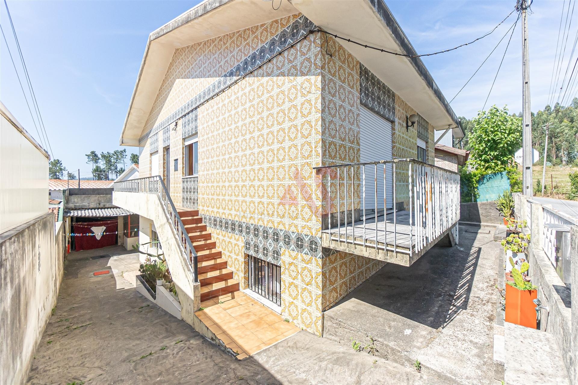 Moradia Bifamiliar T4 para Restauro em Alfena, Porto