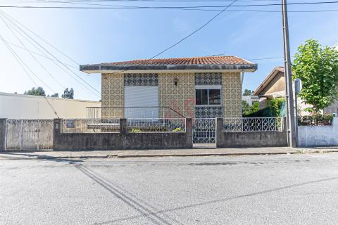 Moradia Bifamiliar T4 para Restauro em Alfena, Porto