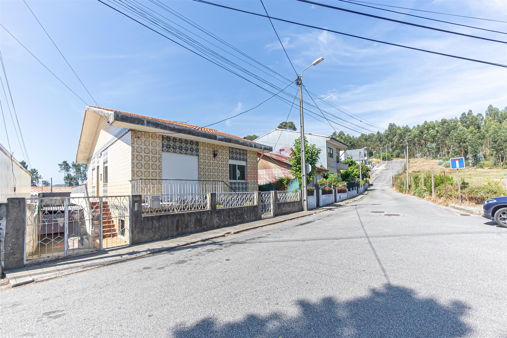 Moradia Bifamiliar T4 para Restauro em Alfena, Porto