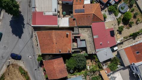 Moradia Bifamiliar T4 para Restauro em Alfena, Porto