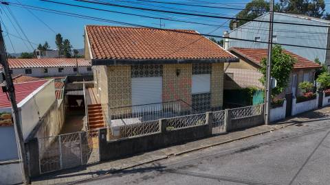 Moradia Bifamiliar T4 para Restauro em Alfena, Porto