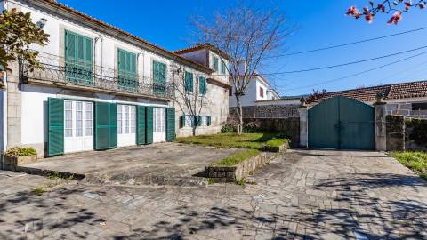Quinta T9 com Piscina e Terreno de Cultivo em Santo Tirso