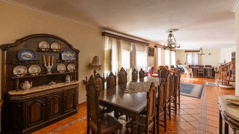 Quinta T9 com Piscina e Terreno de Cultivo em Santo Tirso