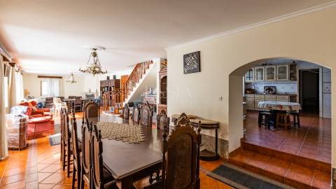 Quinta T9 com Piscina e Terreno de Cultivo em Santo Tirso