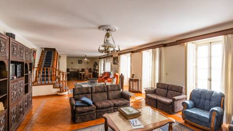 Quinta T9 com Piscina e Terreno de Cultivo em Santo Tirso